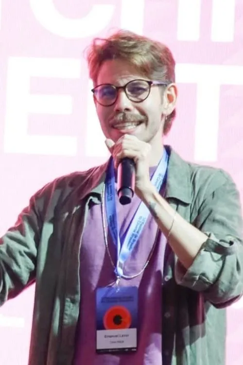 Emanuel Lavor interpretando a Mateus