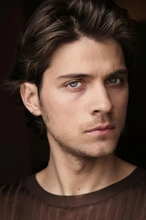 Emanuele Bosi interpretando a Arturo