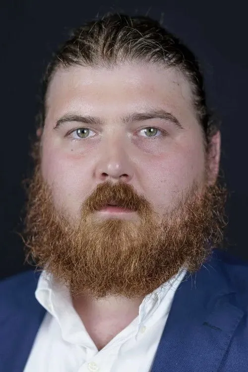 Emanuele Durante interpretando a Attendant