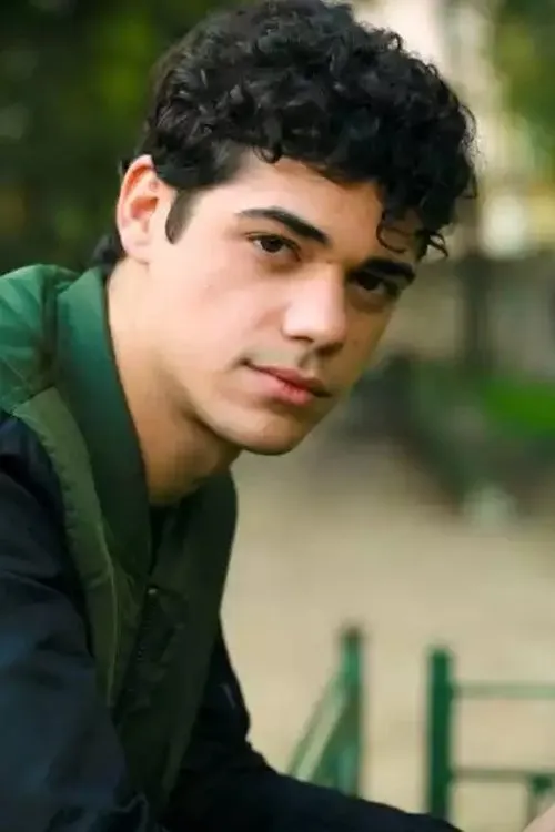 Emanuele Misuraca interpretando a Davide Aiello