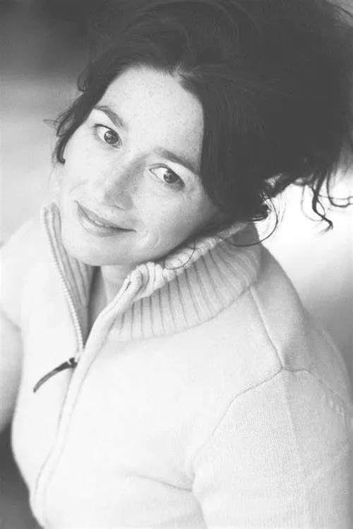 Emer McCourt interpretando a Mary