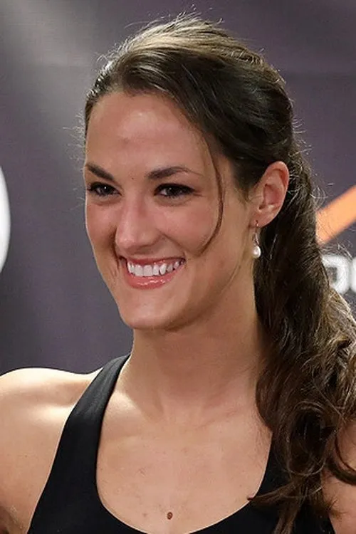 Emilee King interpretando a Herself