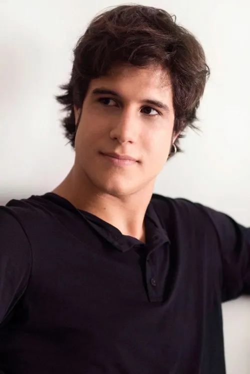 Emiliano D'Ávila interpretando a Edu