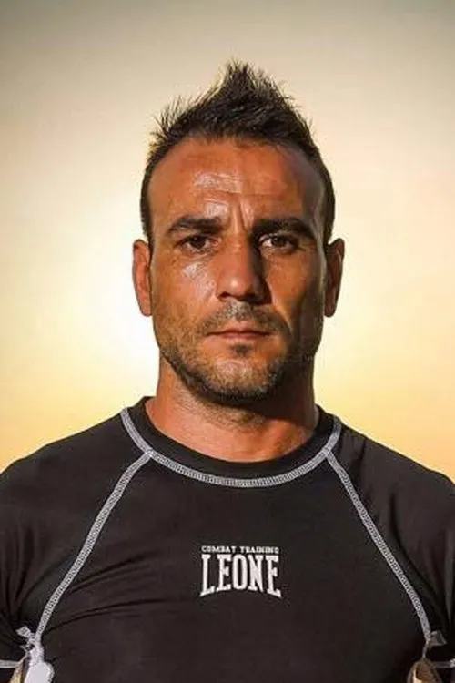 Emiliano Marsili interpretando a Self