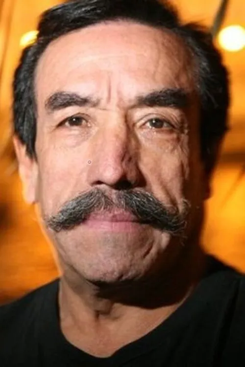 Emiliano Suarez interpretando a Roger L’Enclume