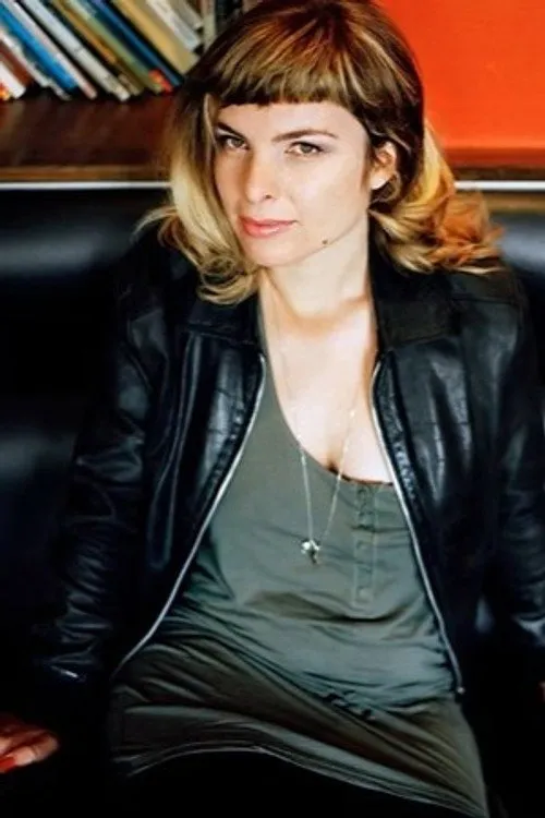 Émilie Jouvet interpretando a Girlfriend