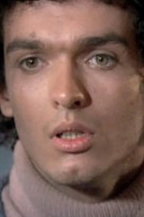 Emilio Locurcio interpretando a 