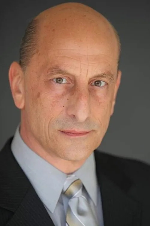 Emilio Palame interpretando a Birch