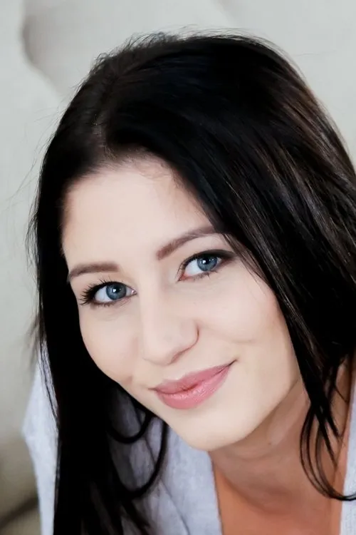 Emily Brix interpretando a 