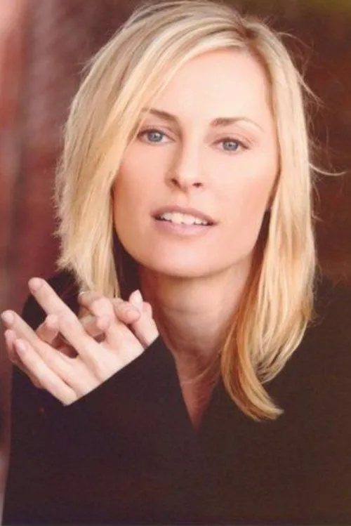 Emily Cline interpretando a 