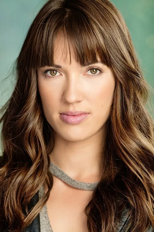 Emily Coupe interpretando a Janet