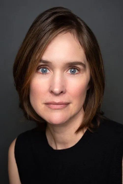 Emily Hamilton interpretando a Lucy