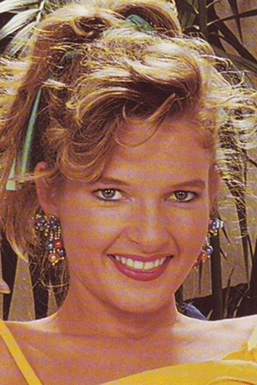 Emily Hill interpretando a 