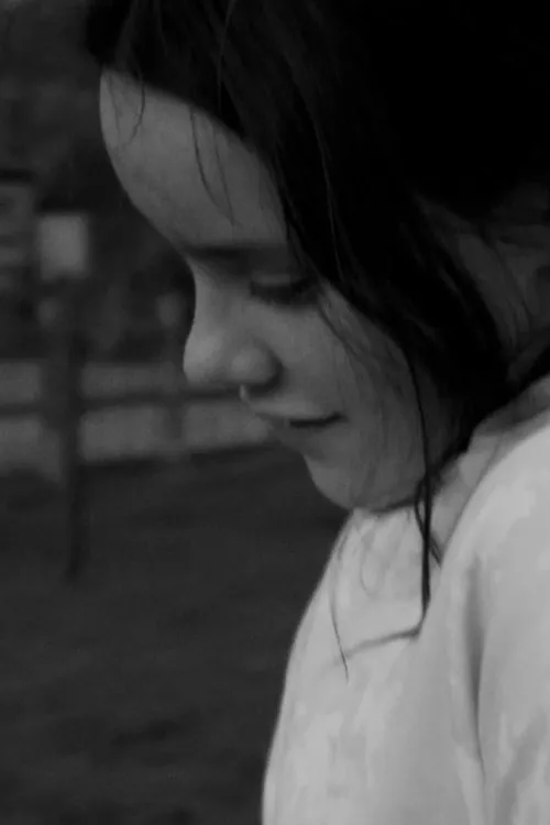 Emily Hutchings interpretando a Penny