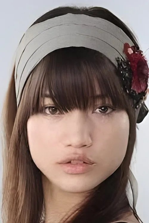 Emily Kaiho interpretando a Momoko