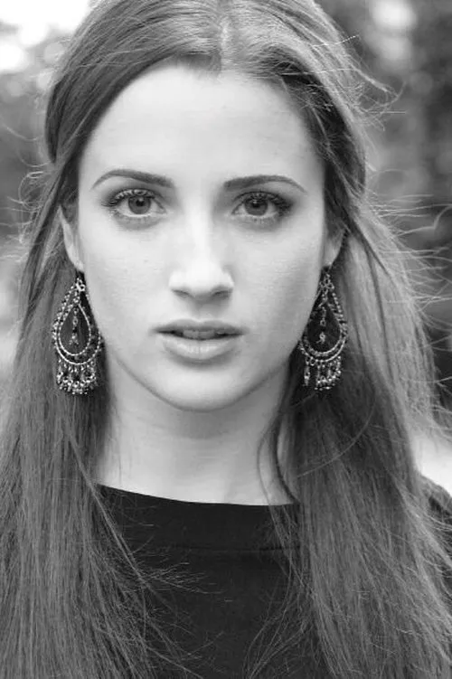 Emily Kennard Dunn interpretando a Annabelle