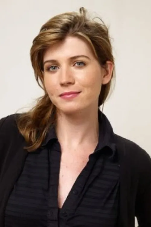 Emily Lape interpretando a Norma Frank