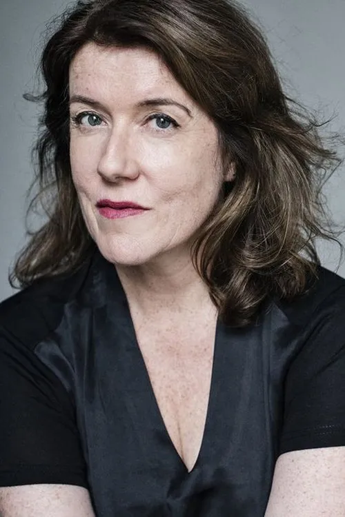 Emily Swain interpretando a Jennifer