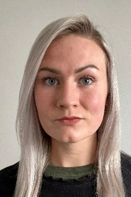 Emily Webber interpretando a Bailee