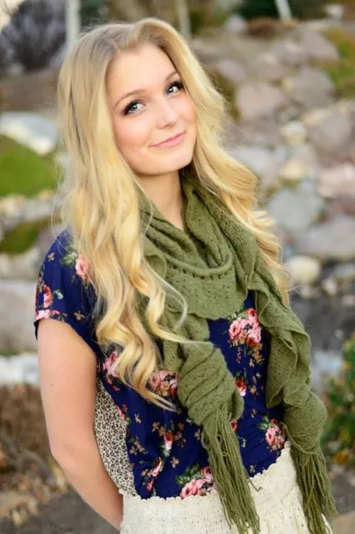 Emily White interpretando a Victoria