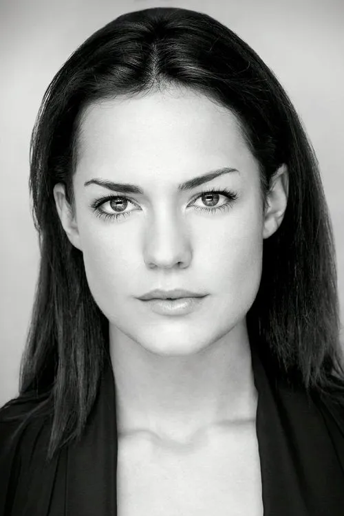 Emily Wyatt interpretando a Charlotte