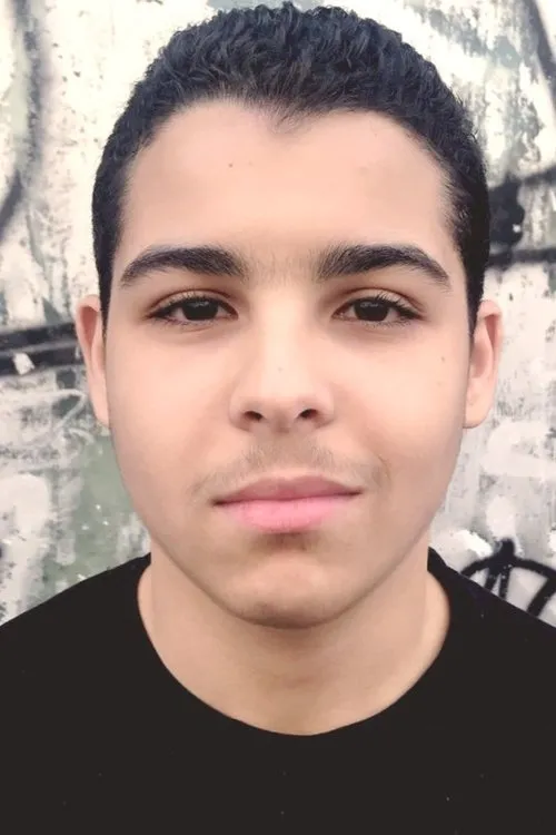 Emir Seghir interpretando a Albert