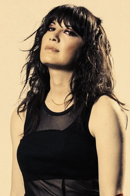 Emma Anzai interpretando a Bass