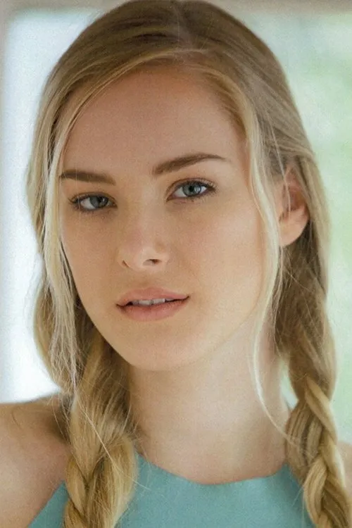 Emma Bellomy interpretando a Dollface