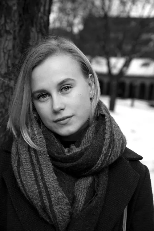 Emma Bones en su biografía y filmografía