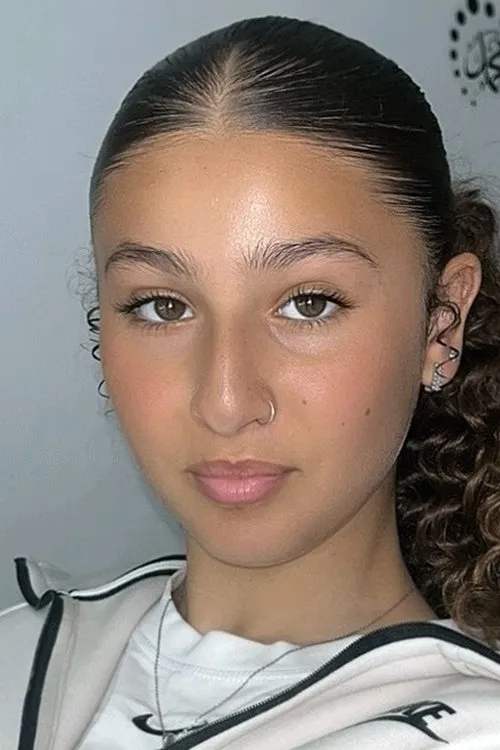 Lucie Desclozeaux ha trabajado con Emma Boumali en 1 ocasiones