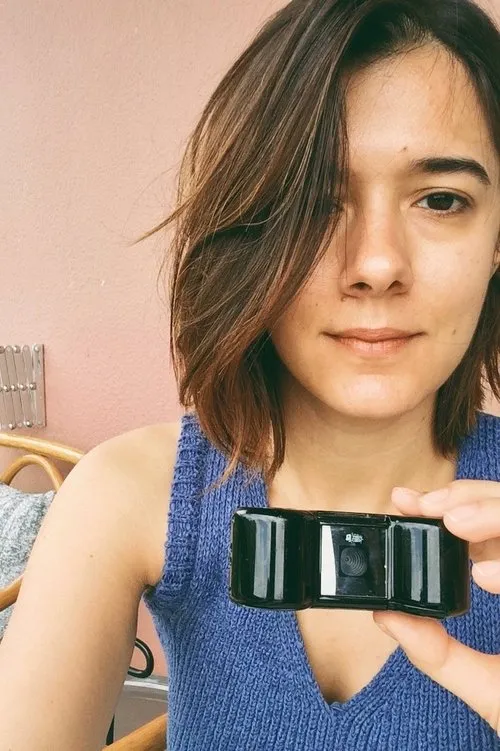 Emma Doxiadi interpretando a Woman