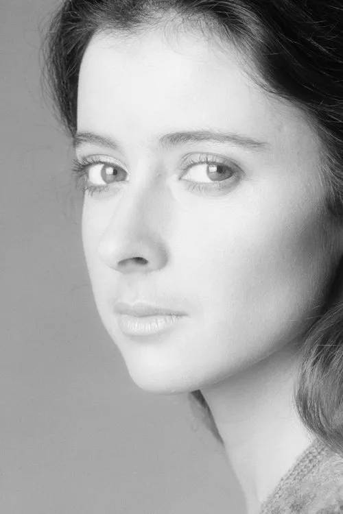 Emma Jacobs interpretando a Susan Moore