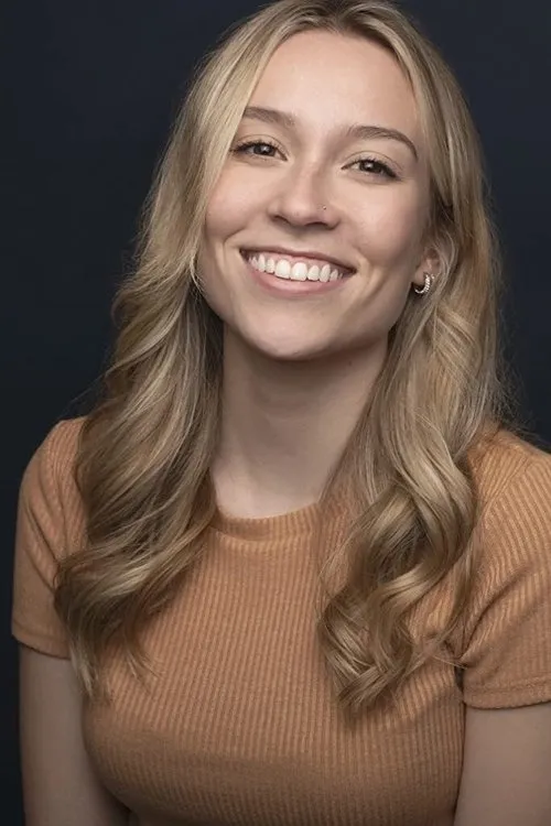 Emma Jessop interpretando a Lina