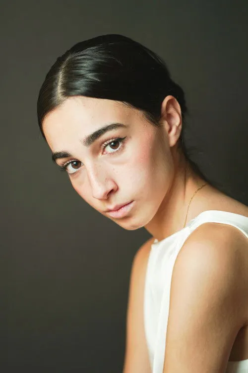 Emma Kirstin interpretando a Kind