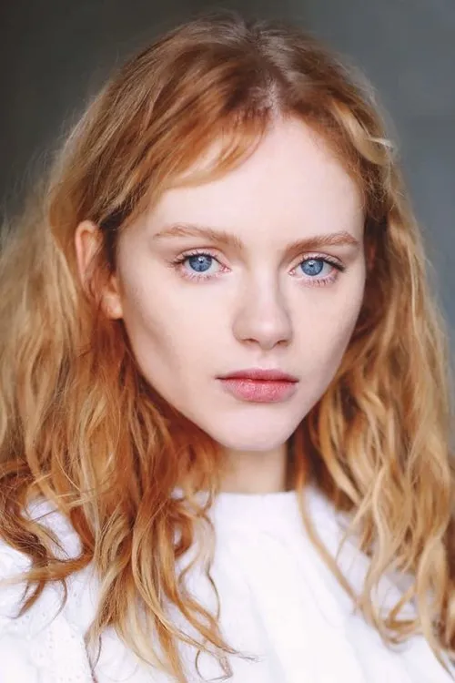 Emma Laird interpretando a Desdemona Holland