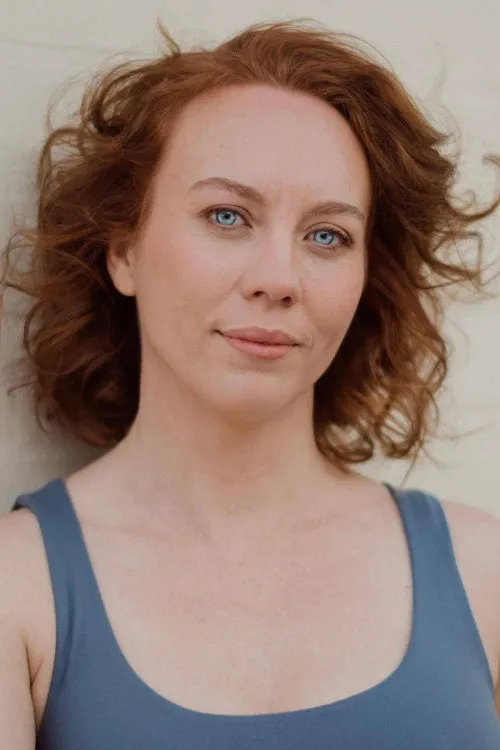 Emma Monk interpretando a Young Wife