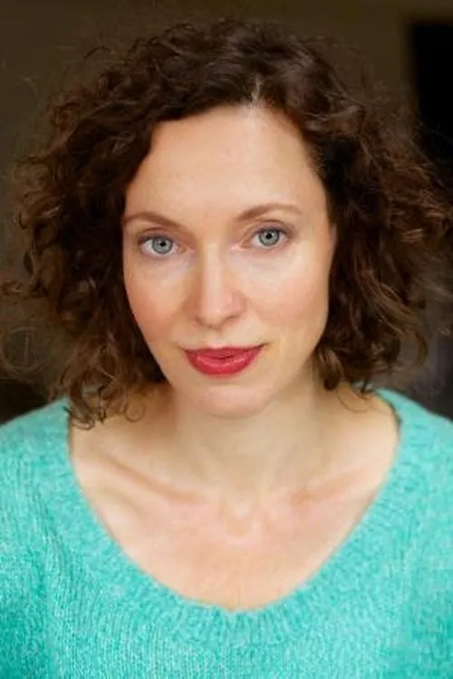 Emma Powell interpretando a Sera