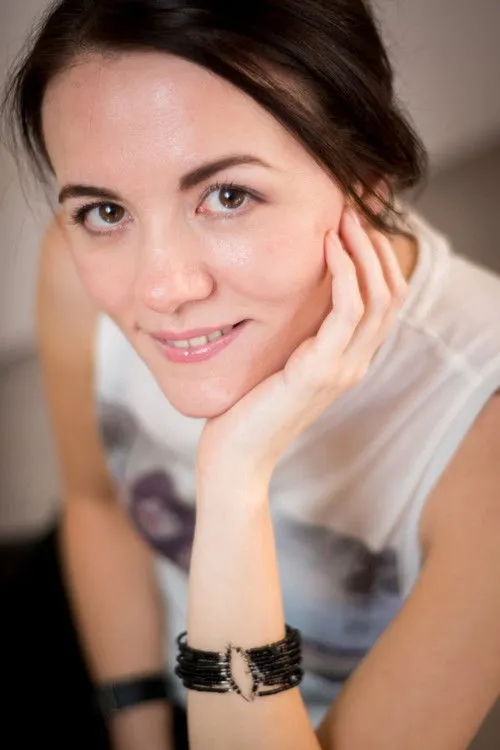 Emma Raine Walker interpretando a Sophia Gregson