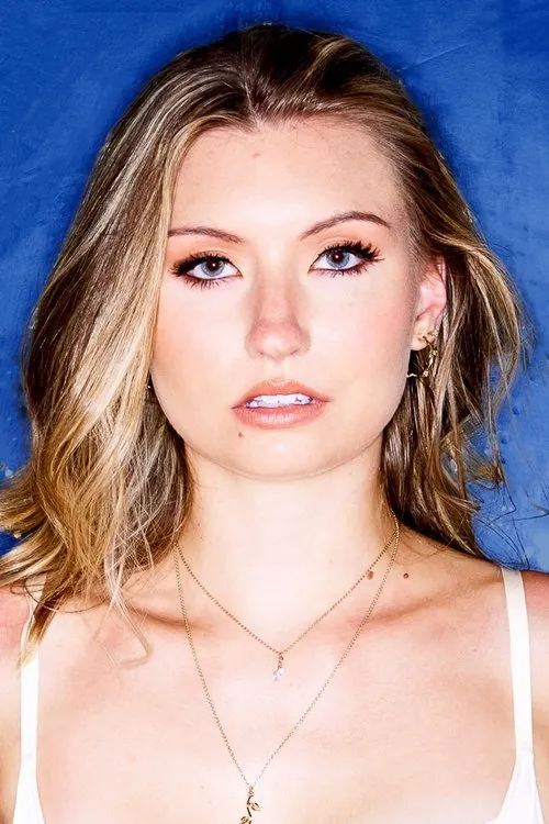 Emma Sirus interpretando a 