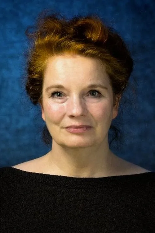 Emma Spurgin Hussey interpretando a Aunt Alexandra