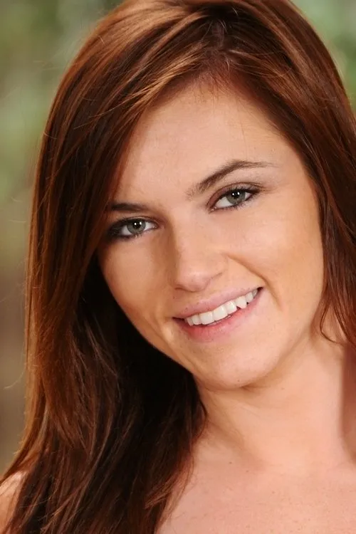 Emma Stoned interpretando a (archive footage)