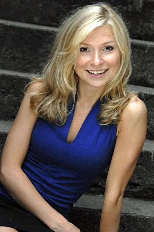 Emma Taylor-Isherwood interpretando a Mona