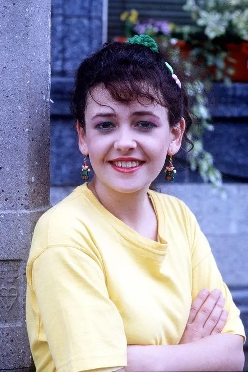 Emma Wray interpretando a Minty