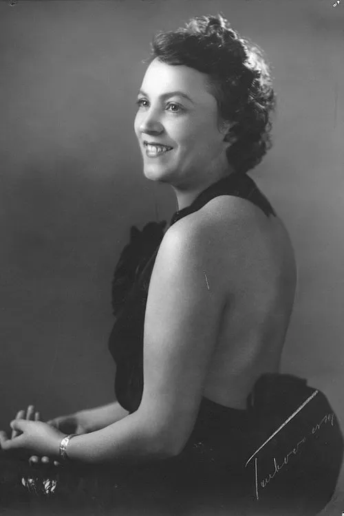 Emmi Jurkka interpretando a Tupakkakauppias