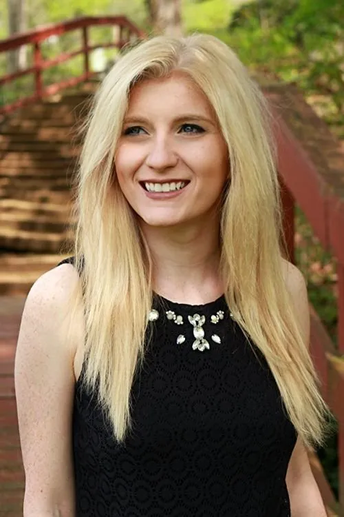 Emmy Allin interpretando a Kara