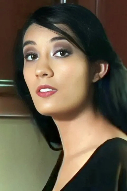 Emmy de la Torre interpretando a Deborah