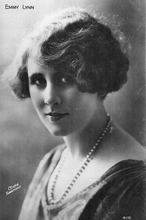 Emmy Lynn interpretando a