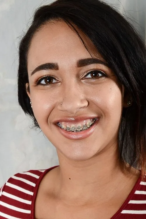 Emori Pleezer interpretando a 