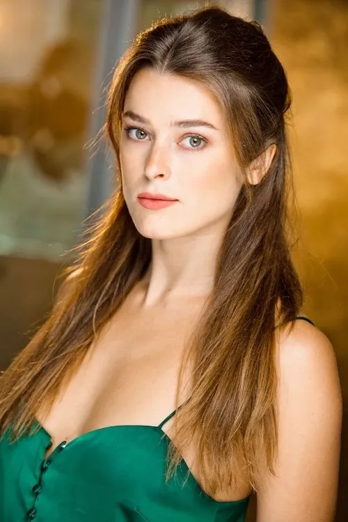 Emree Franklin interpretando a Gwen