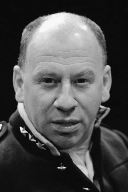 Emrys James interpretando a Player King